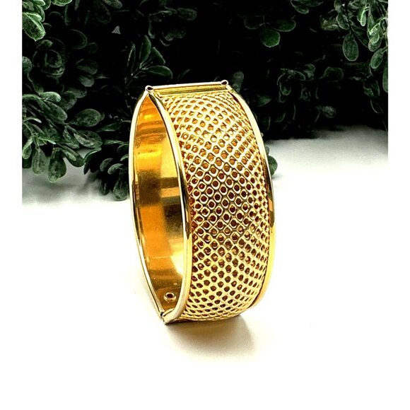 Vintage Gold-Tone Textured Hinged Bangle Bracelet Jewelry by Sara Cov - Picture 1 of 3